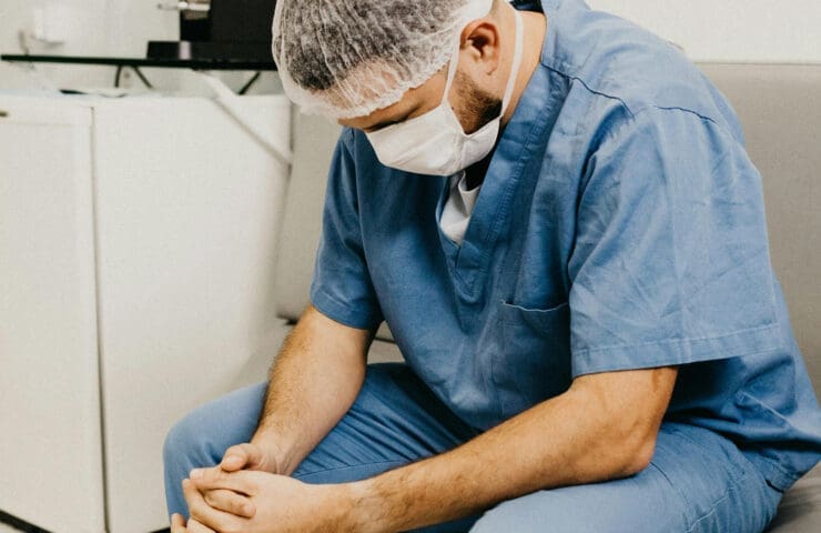 Narkosläkare döms till fängelse efter död vid plastikoperation